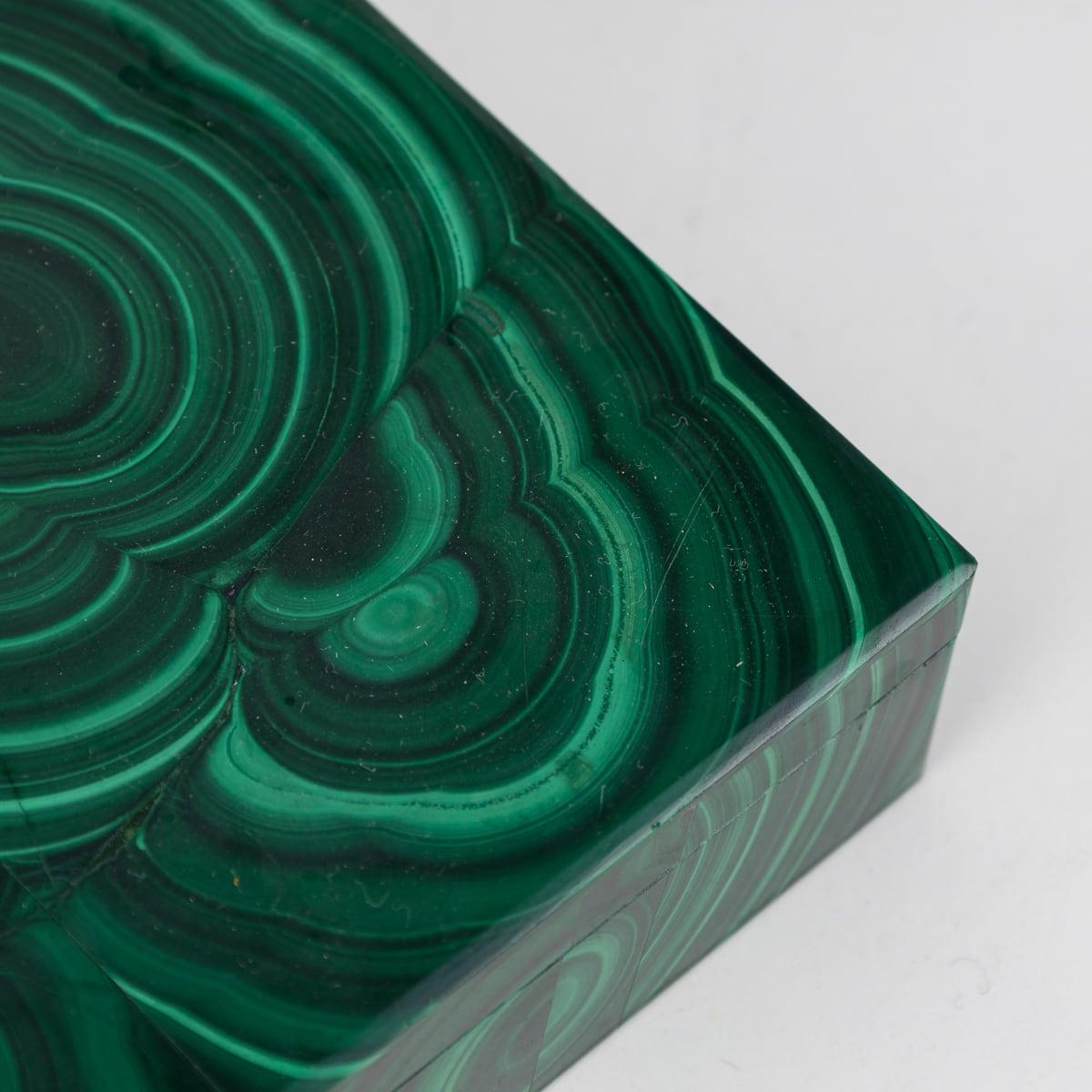 Boîte en pierre de malachite du 20ème siècle avec accents en laiton, vers 1960 en vente 9