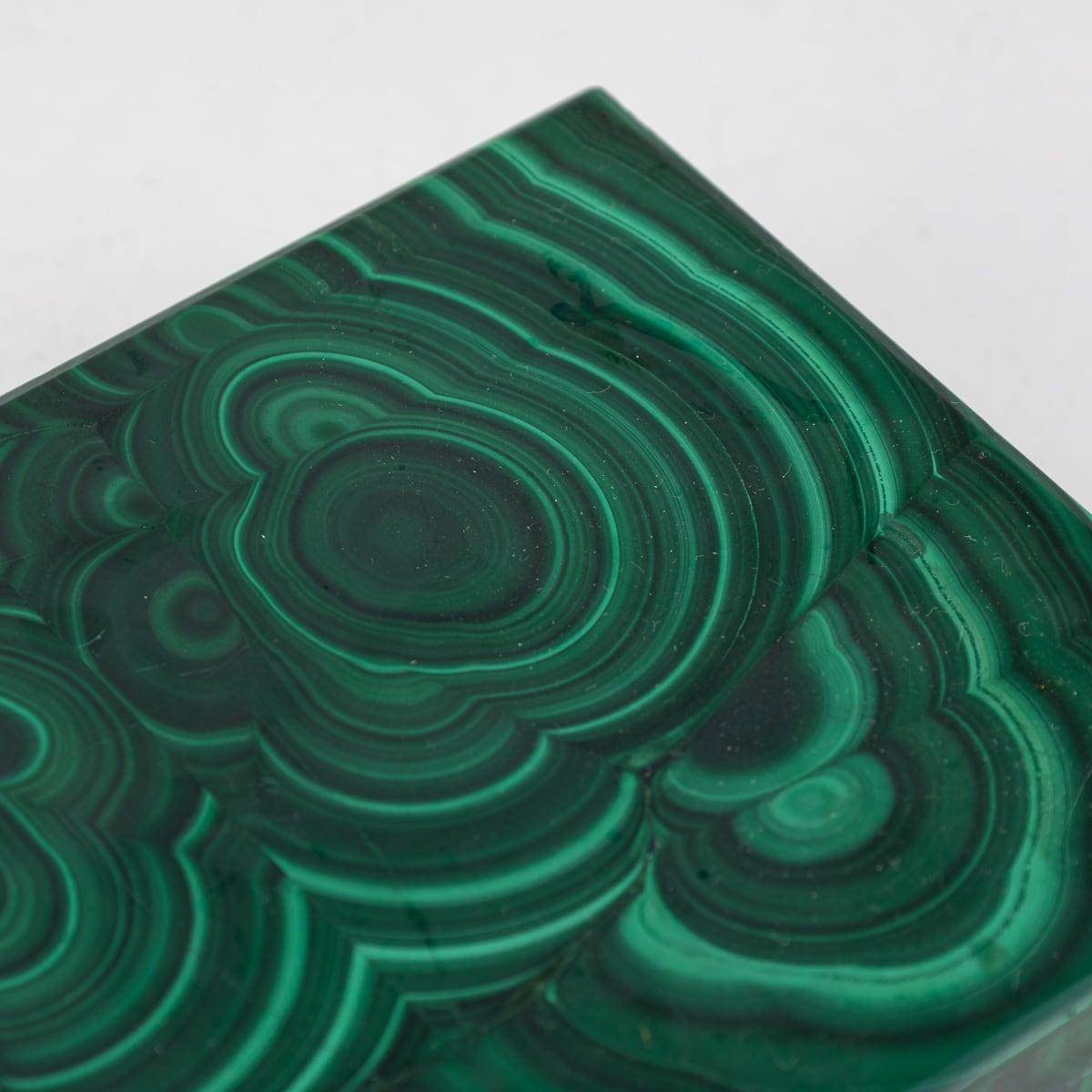 Boîte en pierre de malachite du 20ème siècle avec accents en laiton, vers 1960 en vente 10