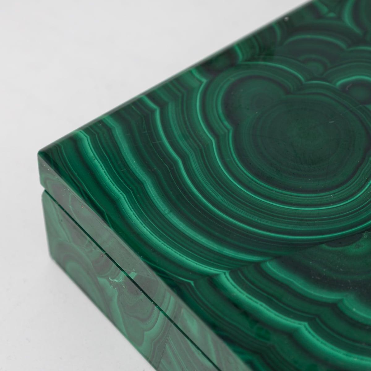 Boîte en pierre de malachite du 20ème siècle avec accents en laiton, vers 1960 en vente 11
