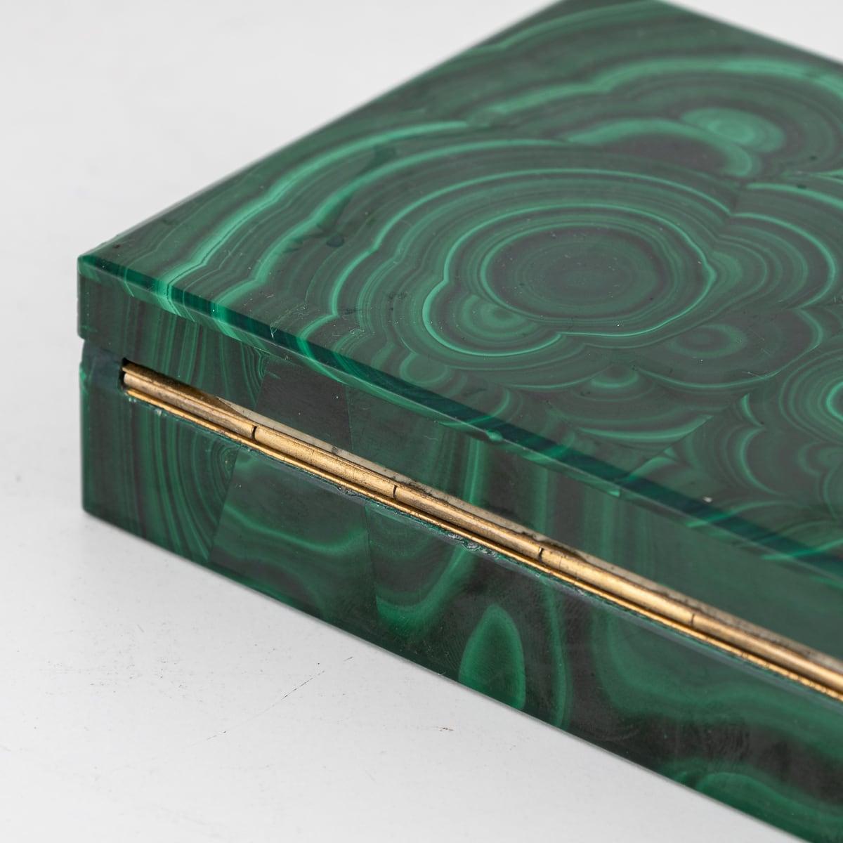 Boîte en pierre de malachite du 20ème siècle avec accents en laiton, vers 1960 en vente 12