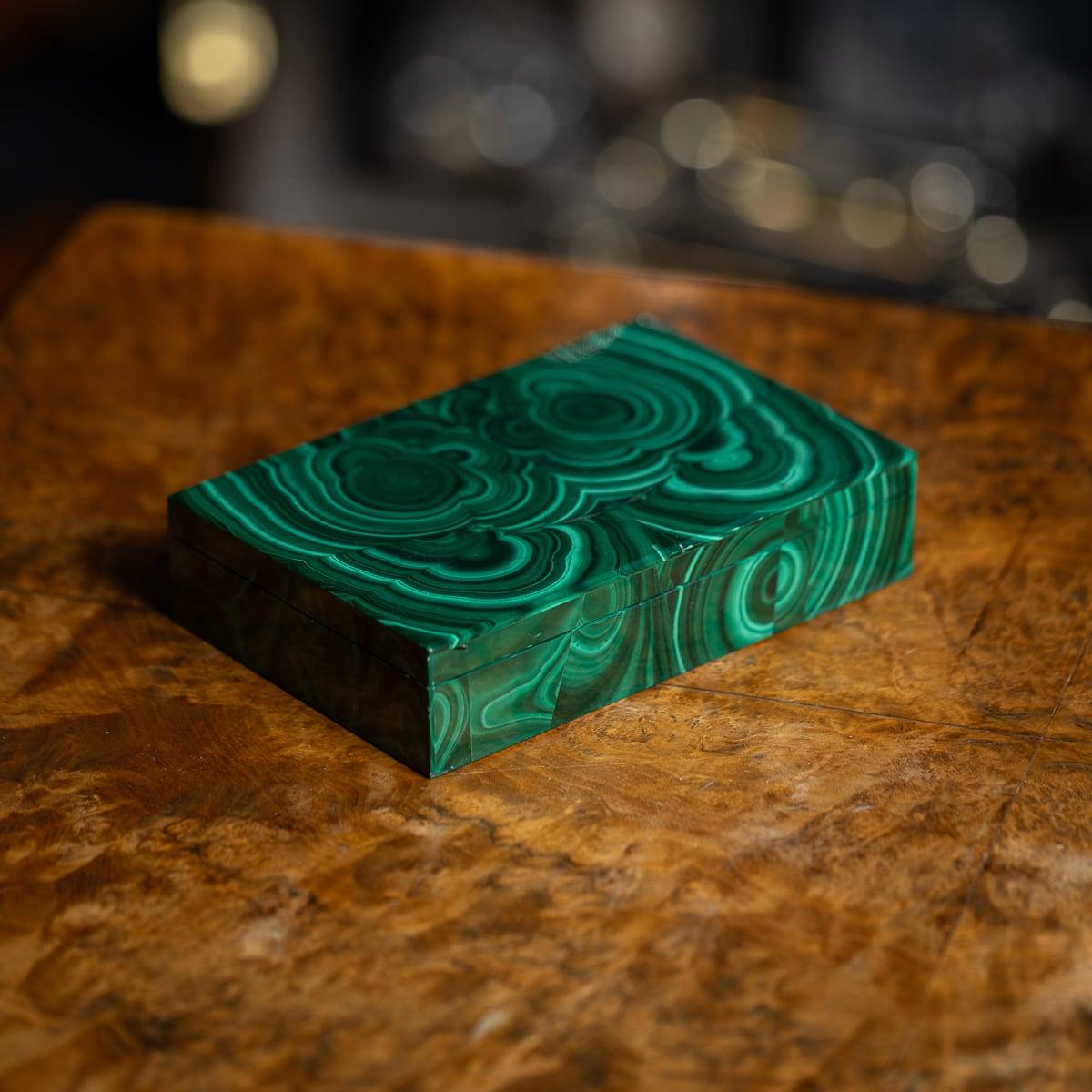 Boîte en malachite du milieu du 20e siècle. Cette boîte est ornée de malachite sur toute sa surface, complétée par des charnières en laiton. L'intérieur est élégamment revêtu de marbre blanc. En plus d'être une pièce de rangement idéale pour des