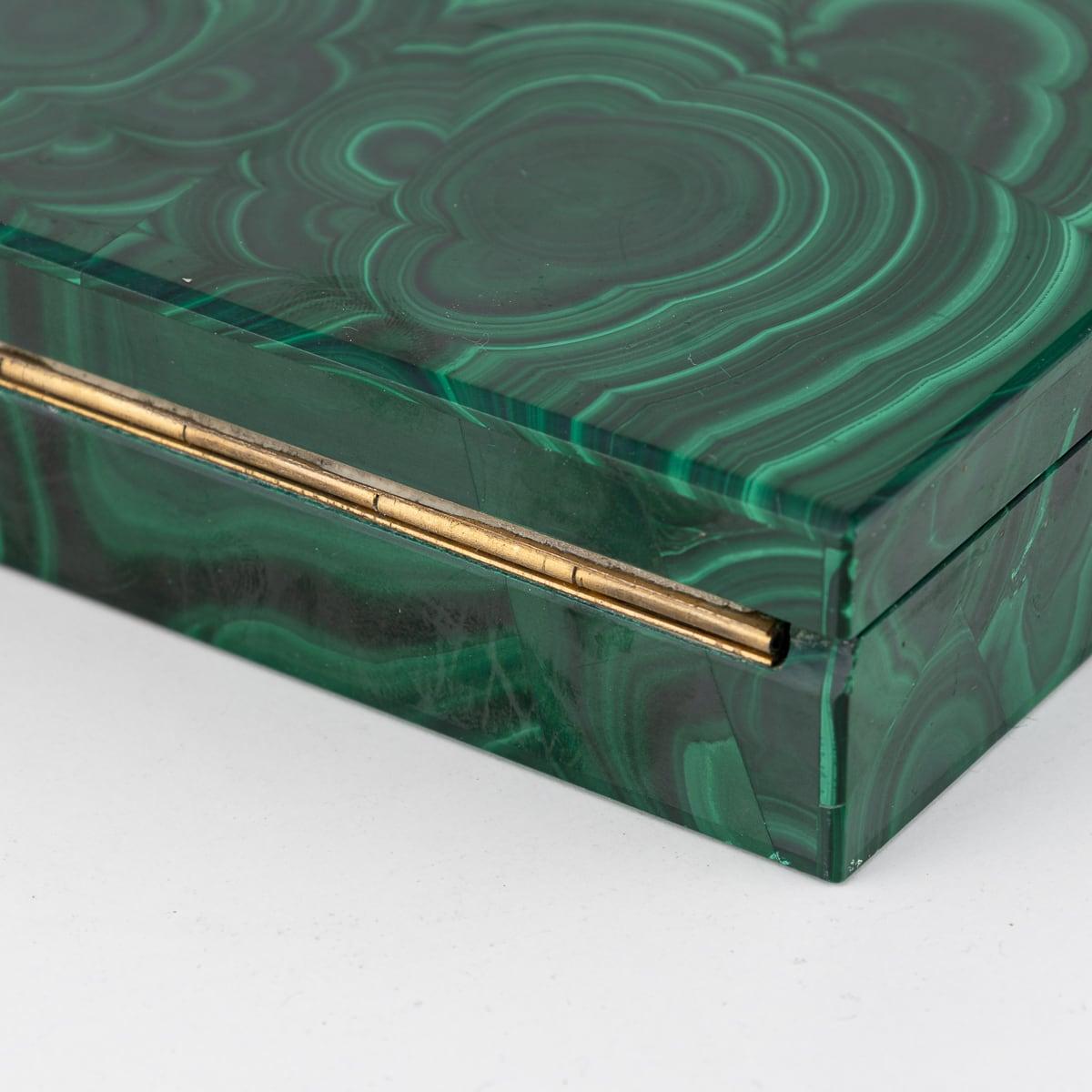 Boîte en pierre de malachite du 20ème siècle avec accents en laiton, vers 1960 en vente 13