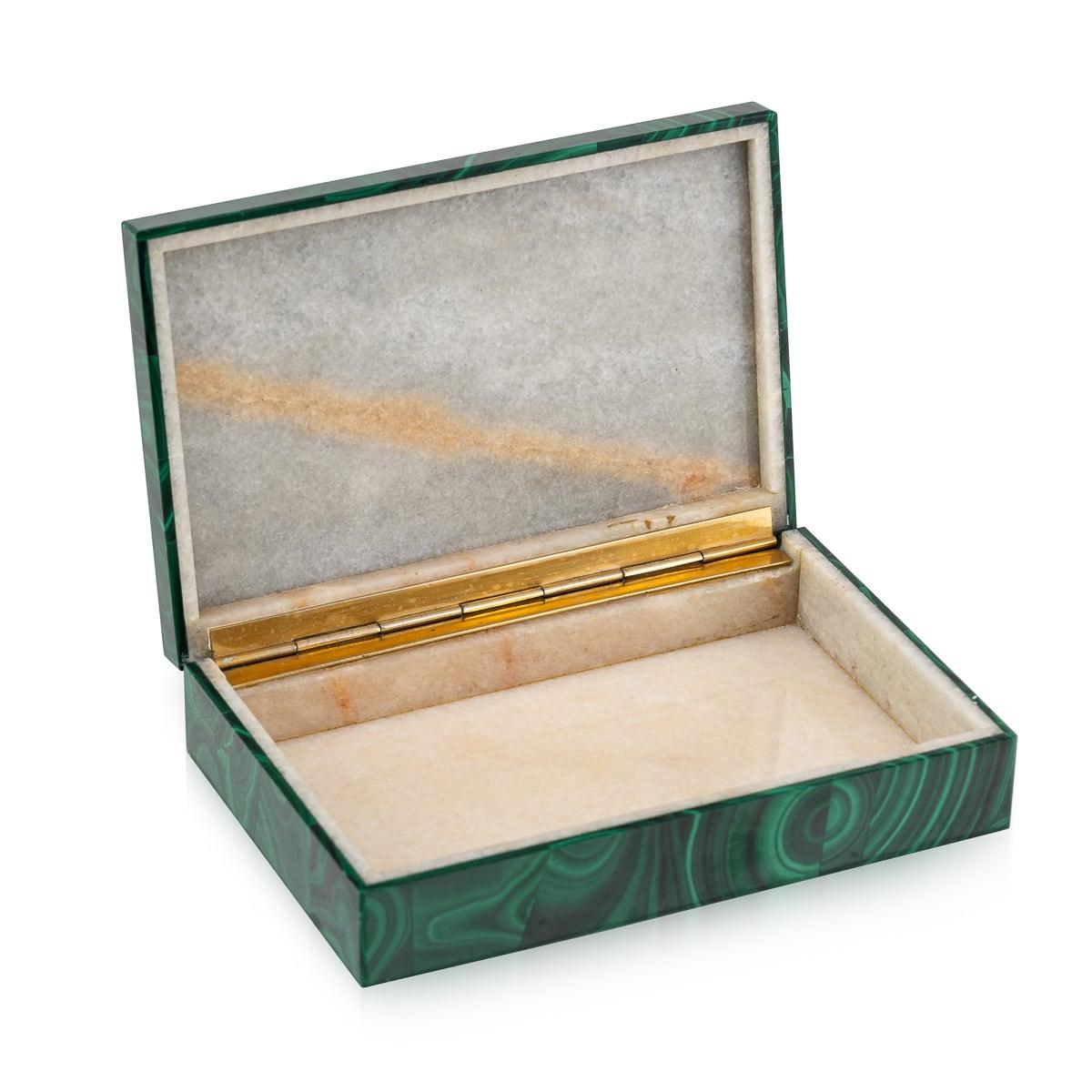 Autre Boîte en pierre de malachite du 20ème siècle avec accents en laiton, vers 1960 en vente