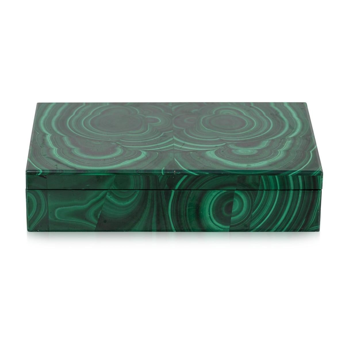 Britannique Boîte en pierre de malachite du 20ème siècle avec accents en laiton, vers 1960 en vente