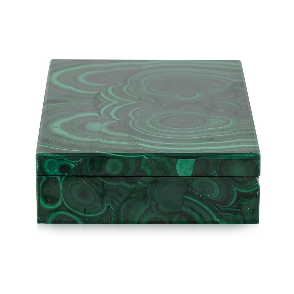Boîte en pierre de malachite du 20ème siècle avec accents en laiton, vers 1960 Bon état - En vente à Royal Tunbridge Wells, Kent