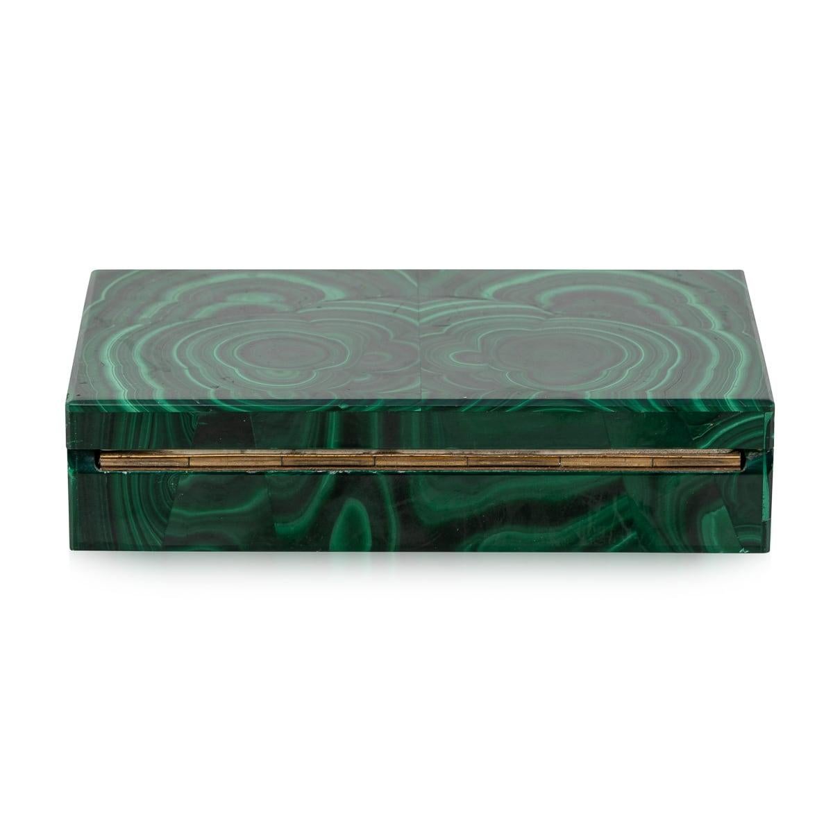 20ième siècle Boîte en pierre de malachite du 20ème siècle avec accents en laiton, vers 1960 en vente