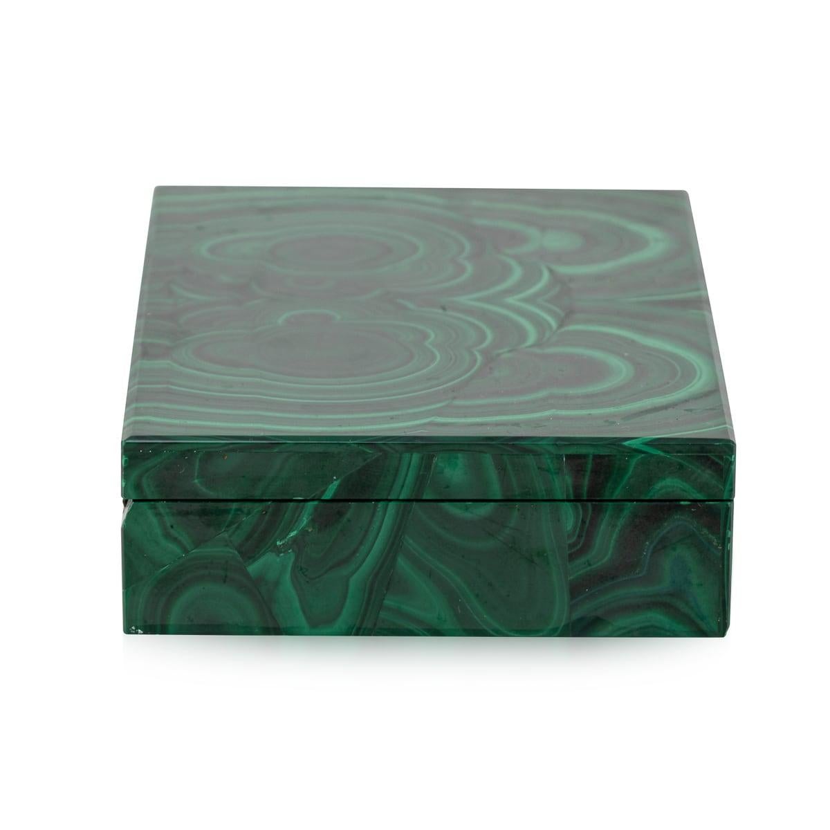 Malachite Boîte en pierre de malachite du 20ème siècle avec accents en laiton, vers 1960 en vente