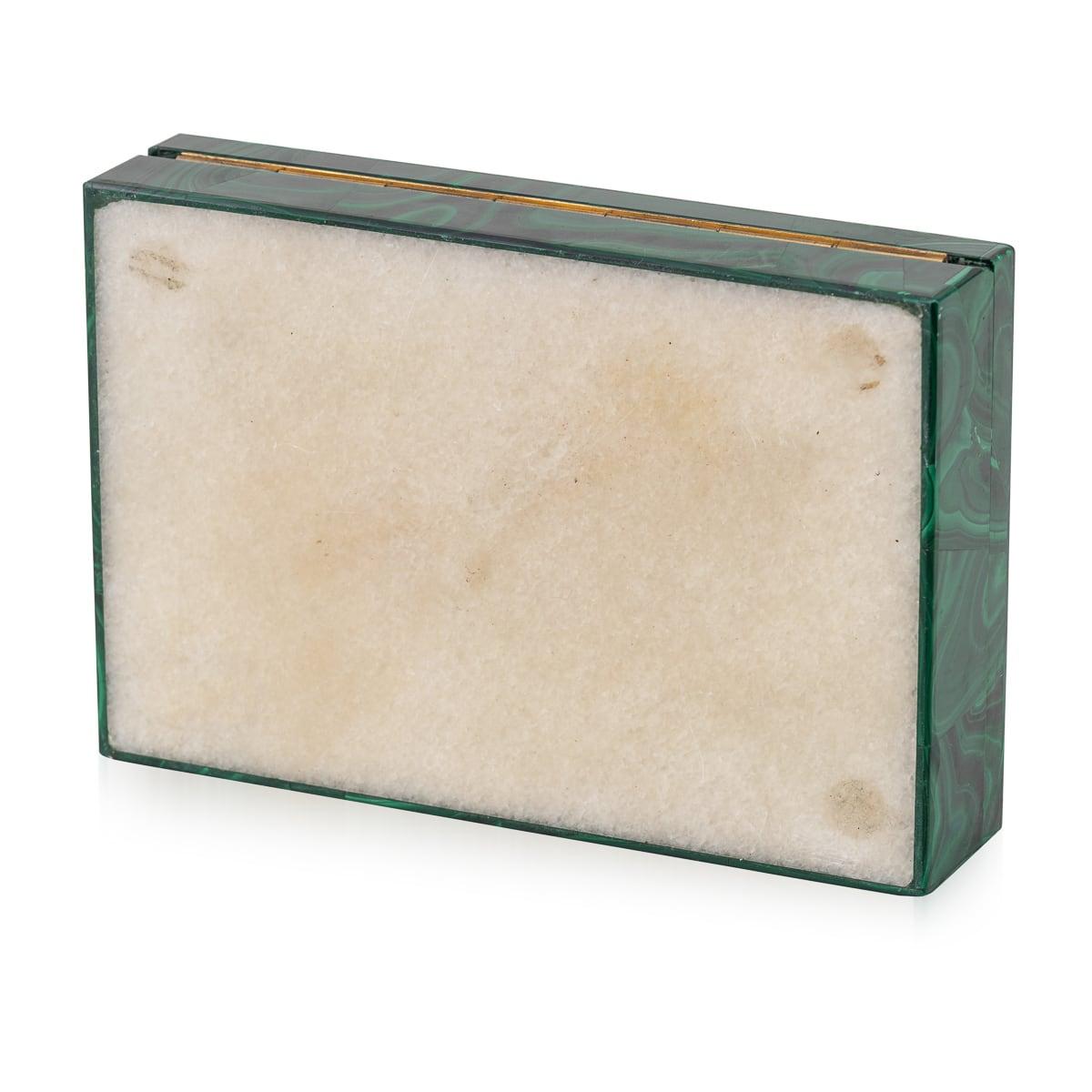 Boîte en pierre de malachite du 20ème siècle avec accents en laiton, vers 1960 en vente 1