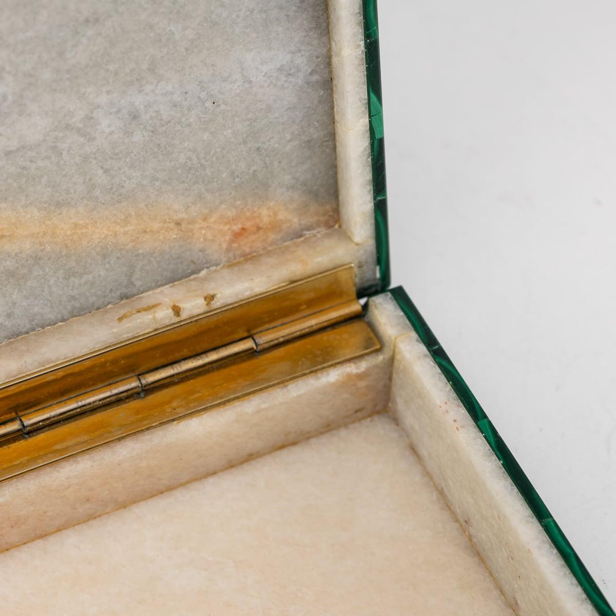 Boîte en pierre de malachite du 20ème siècle avec accents en laiton, vers 1960 en vente 2