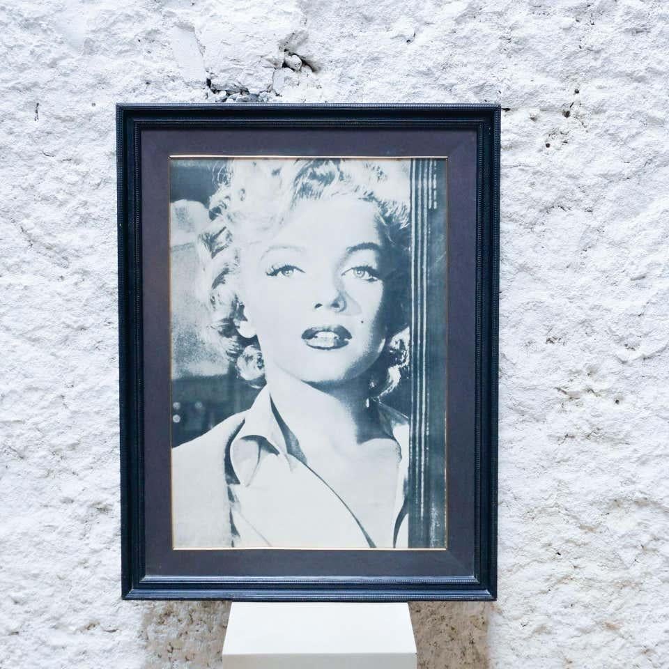 Marilyn Monroe Fotografie Druck von unbekanntem Künstler, um das 20.    Originaler Zustand mit geringen alters- und gebrauchsbedingten Abnutzungserscheinungen, der eine schöne Patina aufweist.  Inklusive Rahmen.    MATERIAL:  Papier    Abmessungen: 