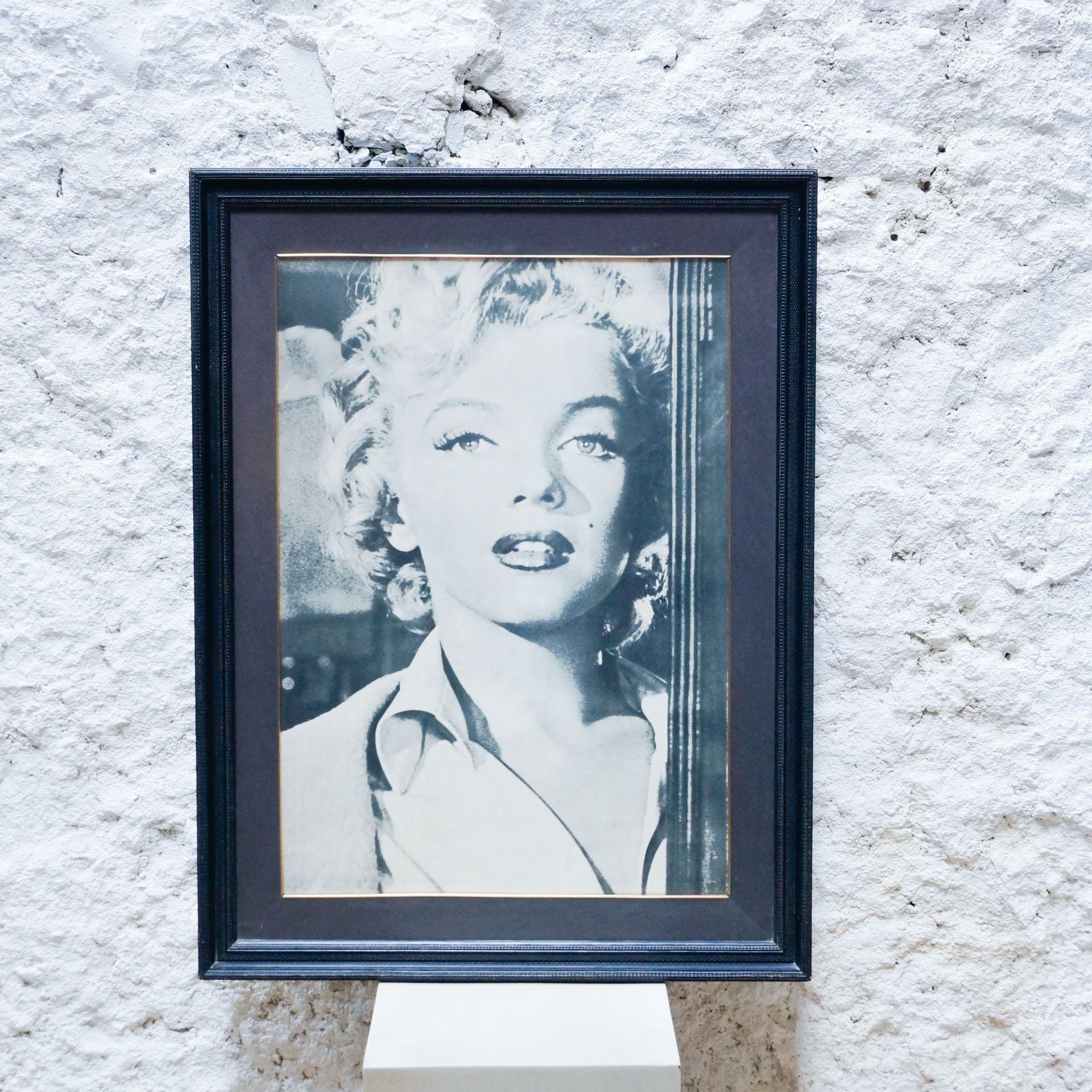 Marilyn Monroe photography print by unknown artist, circa 20th century.

In original condition, with minor wear consistent with age and use, preserving a beautiful patina.
Frame included.

Material:
Paper

Dimensions:
D 4 cm x W 85 cm x H