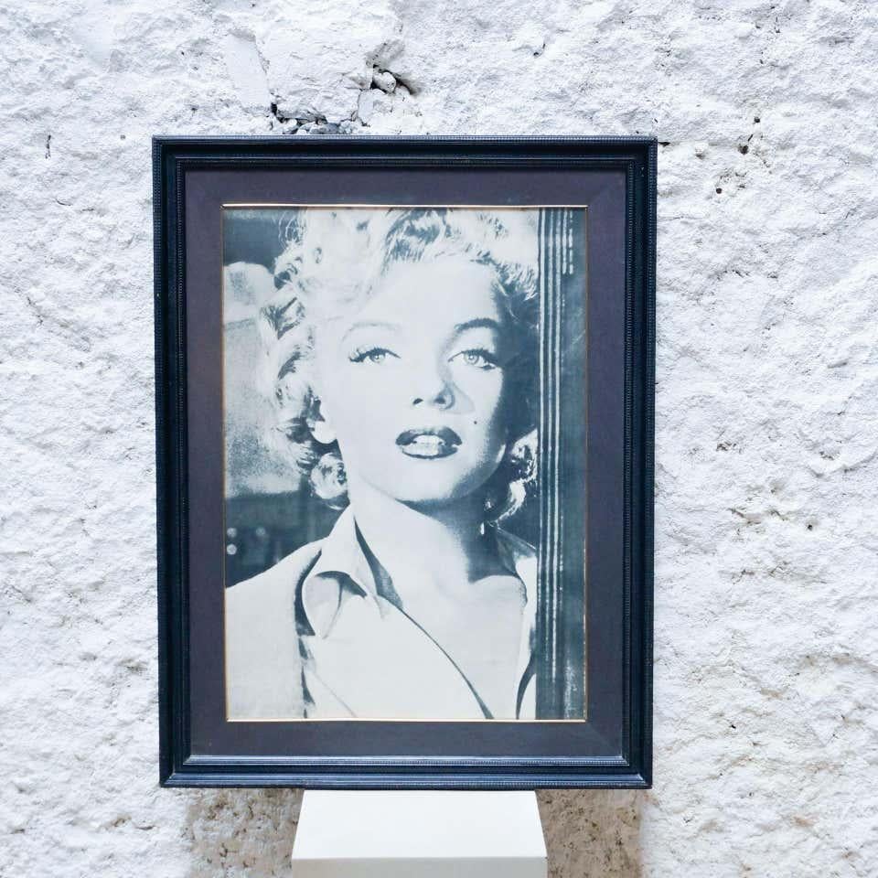 Marilyn Monroe photography print by unknown artist, circa 20th century.

In original condition, with minor wear consistent with age and use, preserving a beautiful patina.
Frame included.

Material:
Paper

Dimensions:
D 4 cm x W 85 cm x H