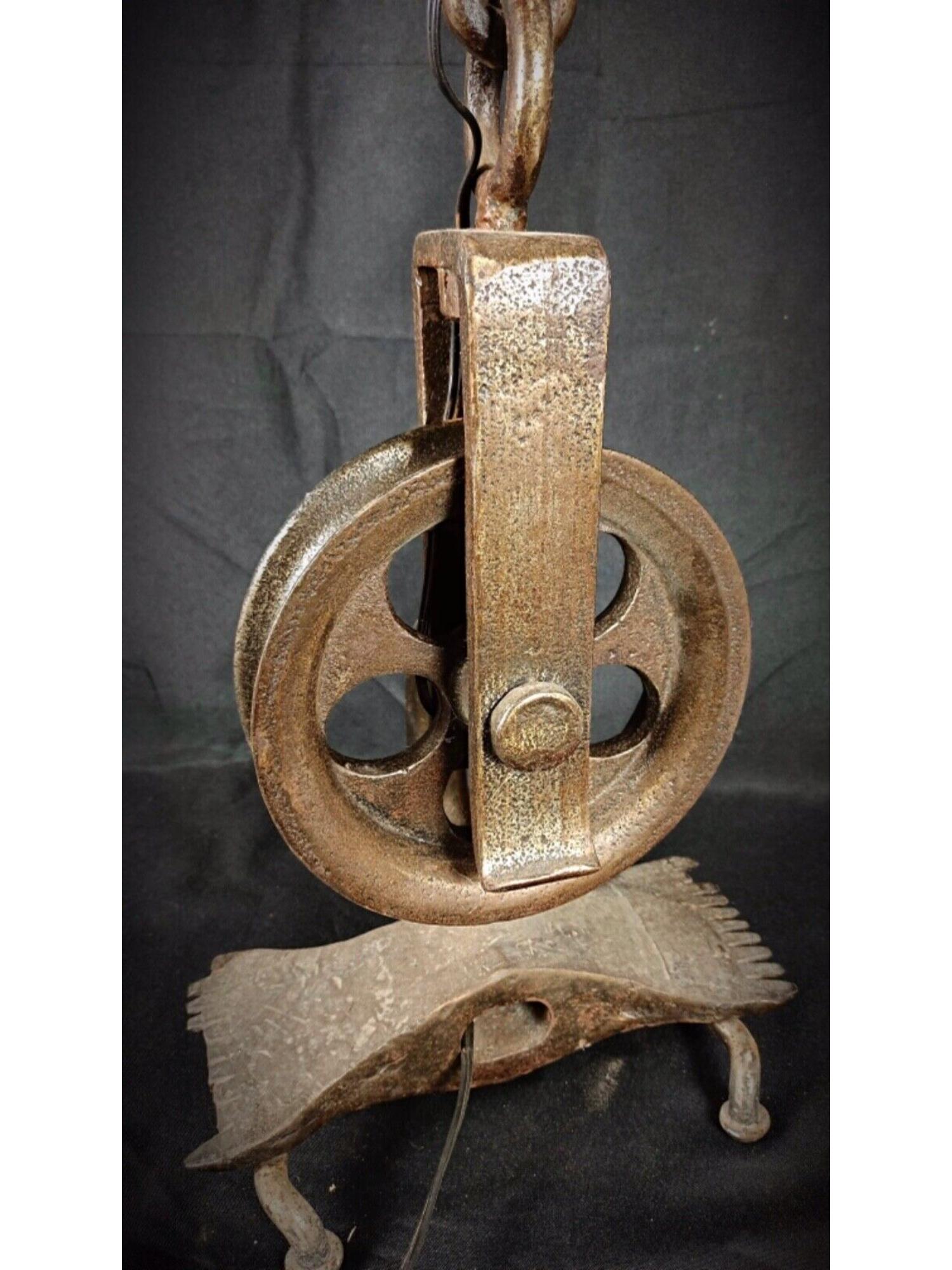 Aggiungi un tocco di charme vintage alla tua casa con questa antica base per paralume del XX secolo, caratterizzata da un esclusivo sistema di carrucole funzionali. Questa robusta base in metallo, progettata tra gli anni '40 e '60, offre un mix di