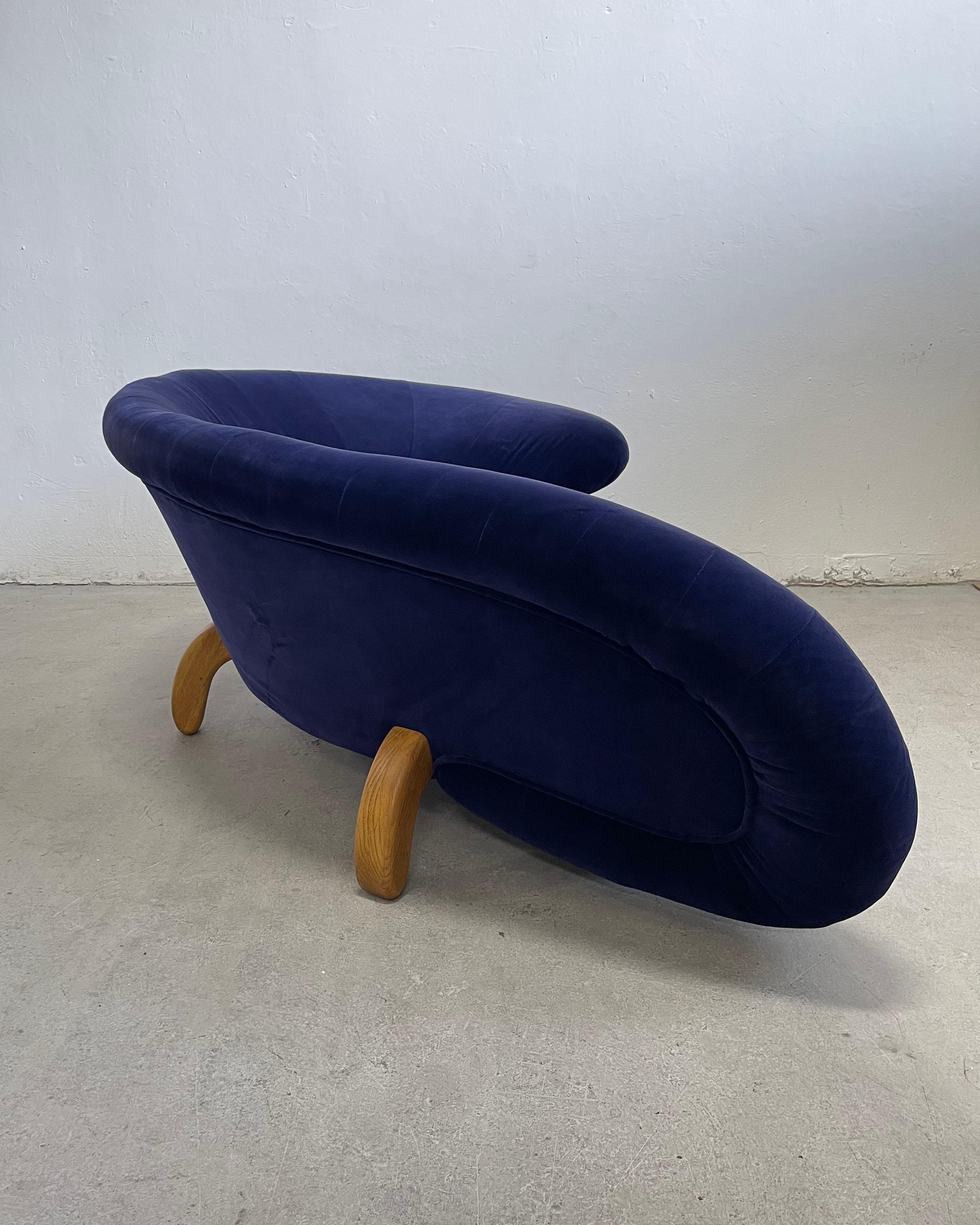 Vintage 20th Century Modern Serpentine Curved Velvet Sofa in Navy Blue Color For Sale 5