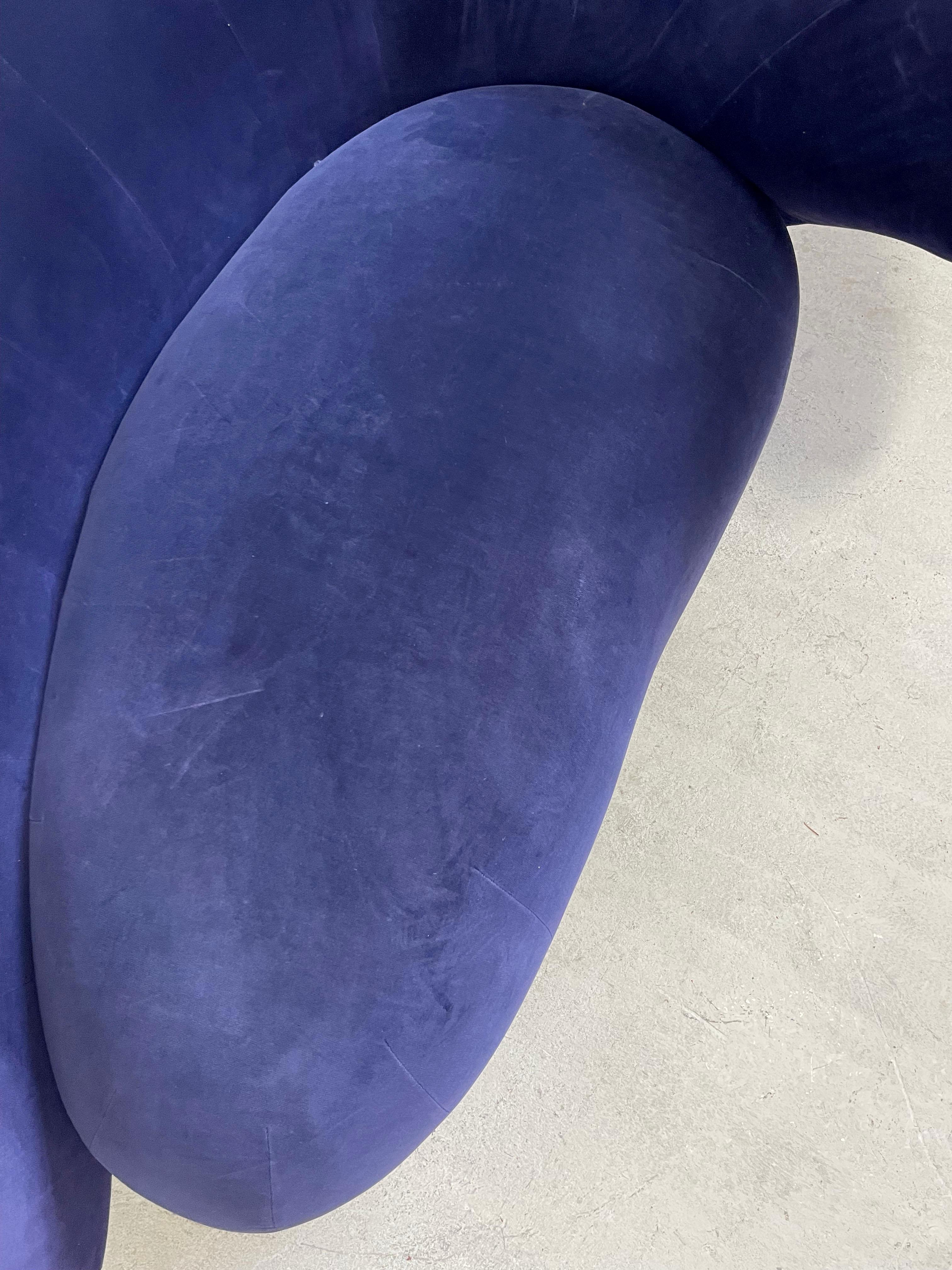 Vintage 20th Century Modern Serpentine Curved Velvet Sofa in Navy Blue Color For Sale 6