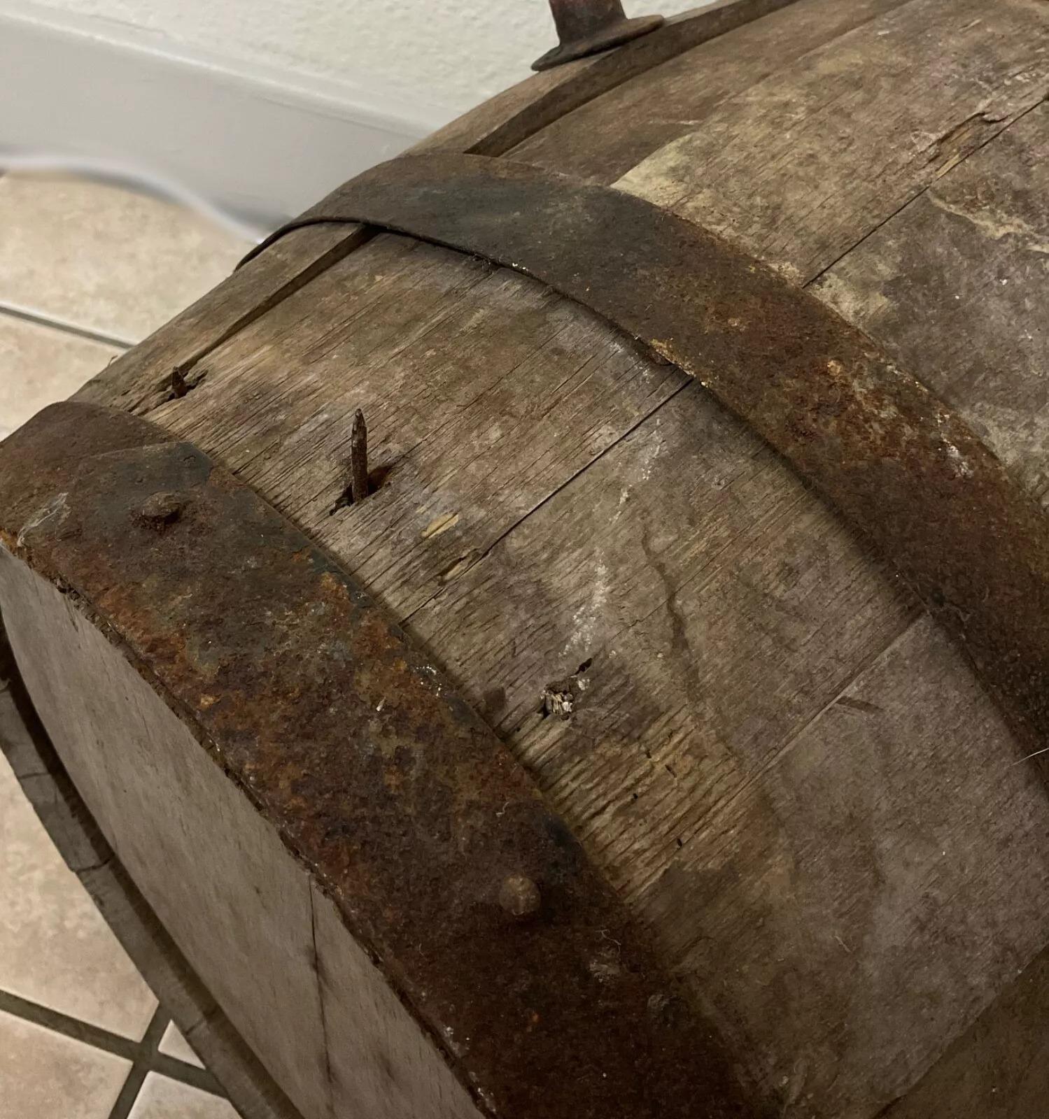 Questa zangola per burro in legno vintage del XX secolo, proveniente dalla Normandia, è un'affascinante reliquia dell'artigianato rurale e della storia. Con un'altezza di 34,5 cm, un diametro di 30 cm e una lunghezza di 45 cm, questo pezzo