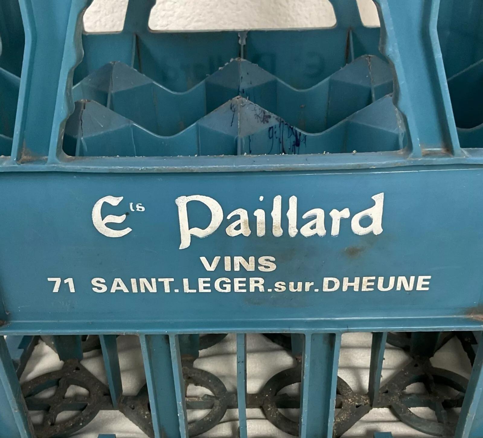 Discover the functional elegance of this vintage 20th-century bottle crate by Ets Paillard, a timeless piece of French design for wine and liqueur storage. Crafted from durable plastic, it measures 35 cm in height, 40 cm in length, and 30 cm in