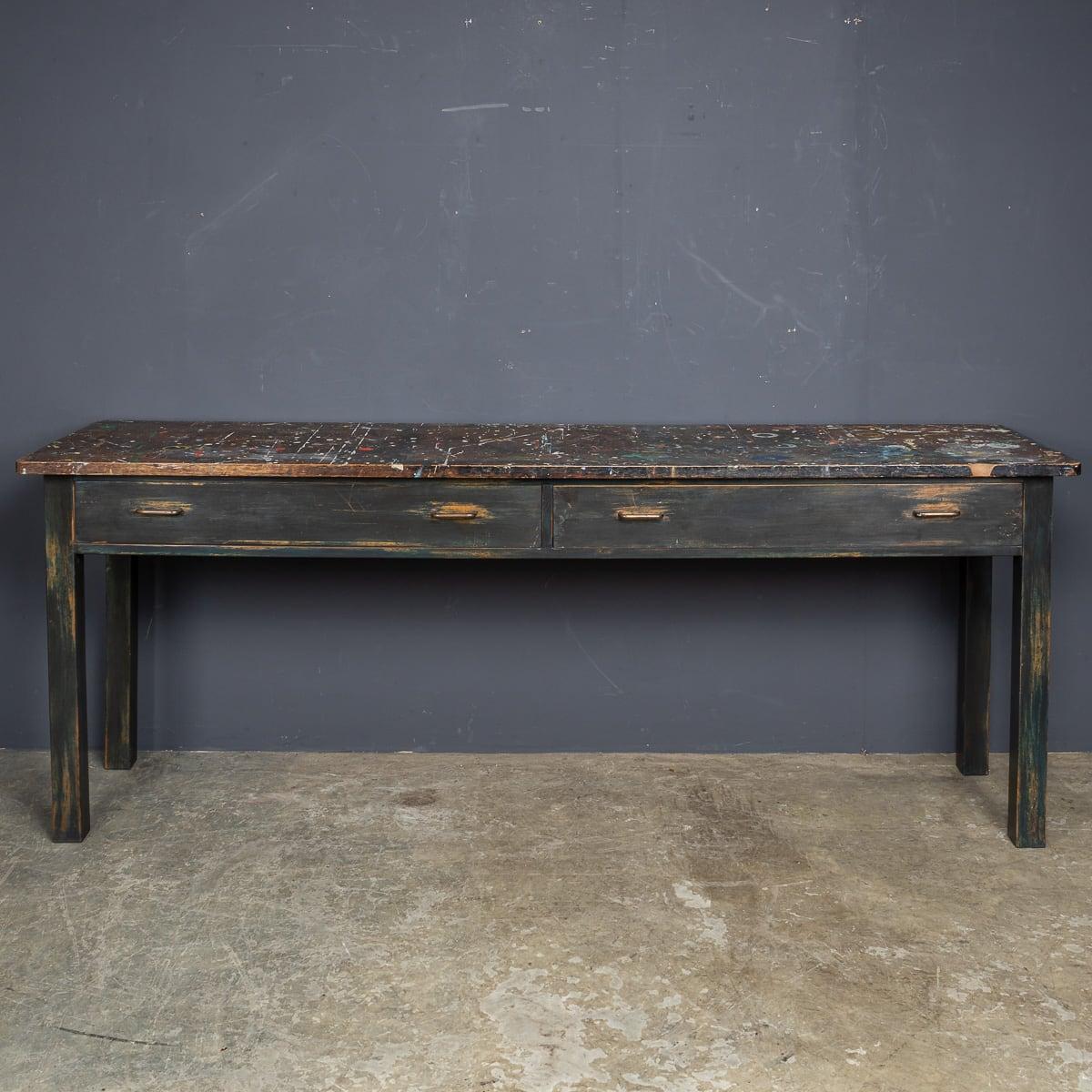 Mesa vintage del siglo XX de haya maciza, con una hermosa pátina desgastada por años de uso en un departamento de arte universitario, que data de los años sesenta. Con dos amplios cajones para un amplio almacenamiento, su gran tamaño la convierte en
