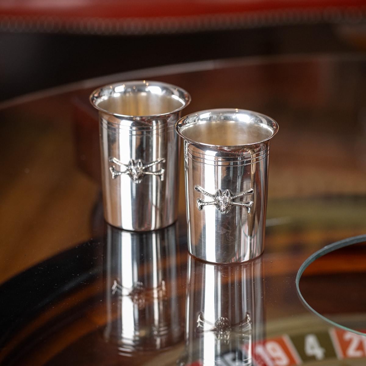 Una splendida coppia di bicchieri in argento massiccio italiano del XX secolo, firmati Gucci. Il tema della caccia è caratterizzato dalla testa di una volpe. L'interno di ogni tazza è riccamente dorato. Argento italiano con marchio (800 Standard) e