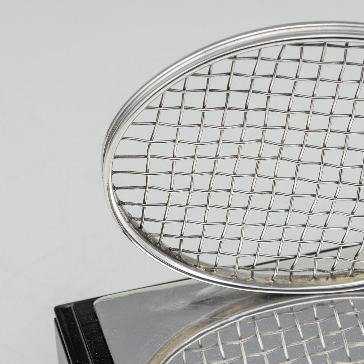 Paire de trophées de tennis vintage du 20ème siècle en métal argenté, vers 1970 en vente 3