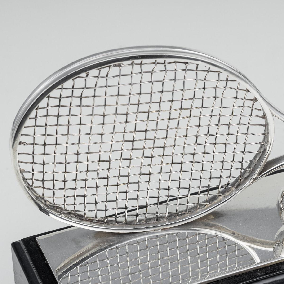 Plaqué argent Paire de trophées de tennis vintage du 20ème siècle en métal argenté, vers 1970 en vente