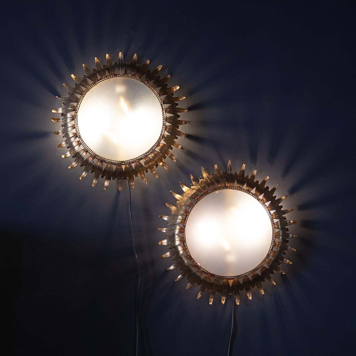 Altro Coppia di lampade da parete in vetro fumé e ottone del 20° secolo, c.1950 in vendita