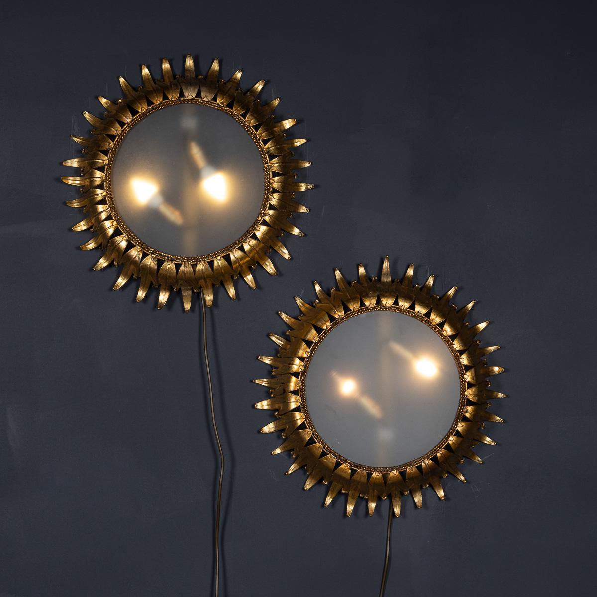Europeo Coppia di lampade da parete in vetro fumé e ottone del 20° secolo, c.1950 in vendita