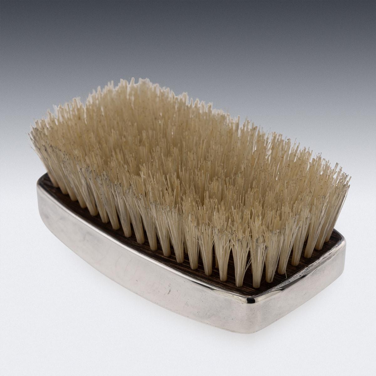 Vintage 20th Century Pair Of Solid Silver Clothes Brushes, Leslie Durbin c.1957 In Good Condition For Sale In Royal Tunbridge Wells, Kent