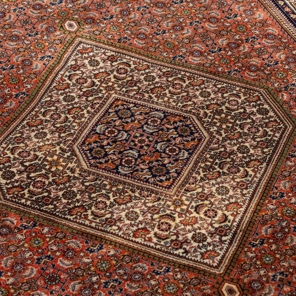 Vintage 20ème siècle, tapis persan Bidjar fait à la main, datant d'environ 1970. Les tapis persans Bidjar, originaires de la région de Bidjar en Iran, sont réputés pour leur durabilité exceptionnelle et leur design distinctif. Souvent appelés 