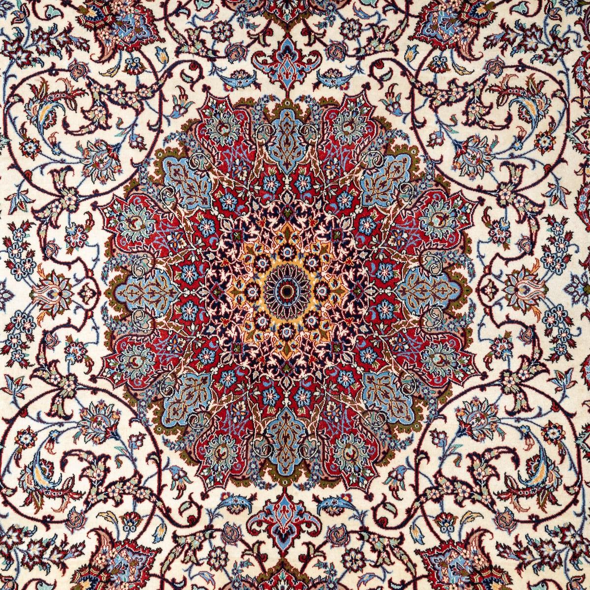 Vintage 20. Jahrhundert Persisch große Isfahan Teppich. Ein Stadtteppich mit Seidenfond und elegantem Medaillonmuster. Dieses Stück ist ein Sammlerstück, das mühelos jeden Innenraum aufwertet - seine Schönheit spricht für sich selbst. Persische