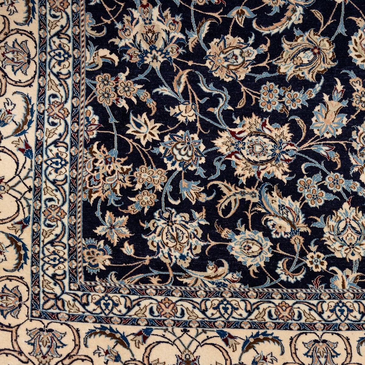 Tapis persan vintage du 20e siècle Nain 4LA. Fabriqué à partir de soie et de laine, ce tapis présente un tissage exceptionnellement fin, incarnant un design persan de grande qualité. Le motif all-over présente de magnifiques motifs floraux