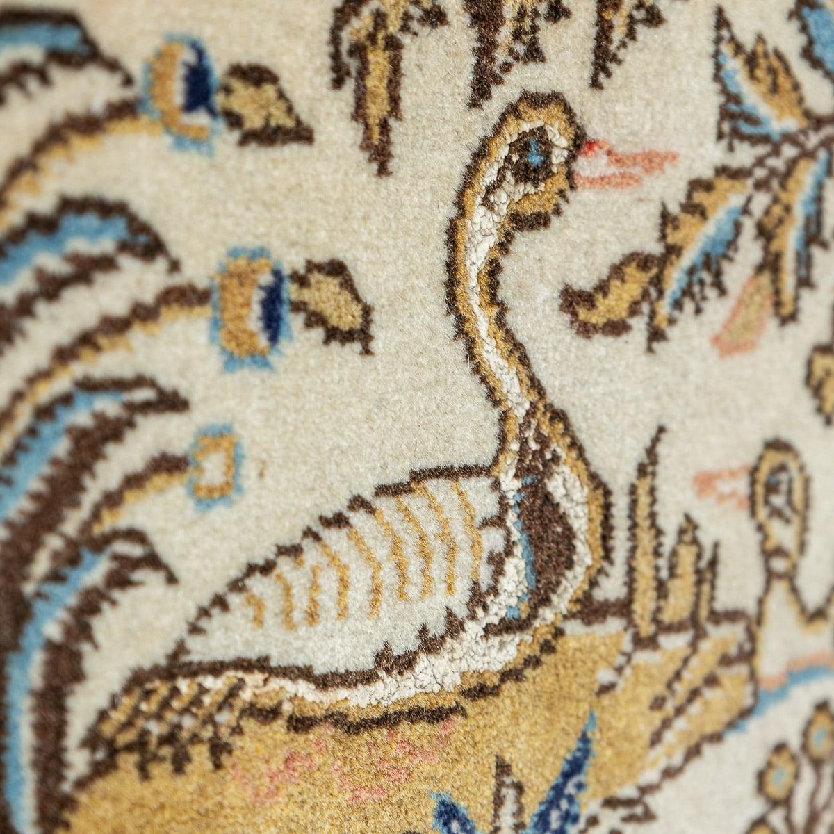 Tapis persan du 20ème siècle en soie et laine fine fait à la main, c.1980 en vente 3