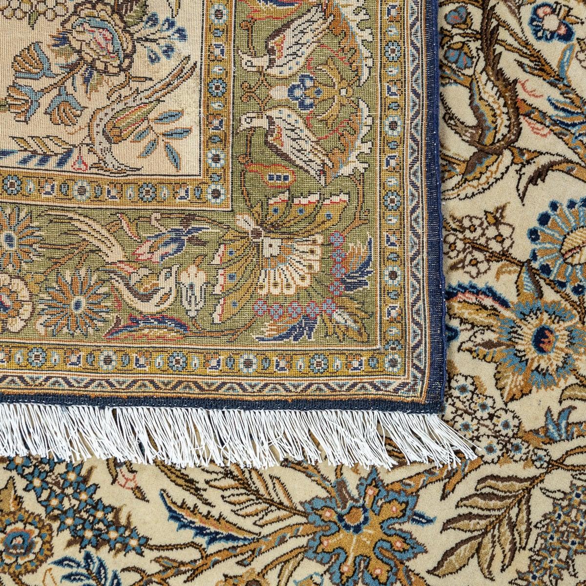 Tapis persan du 20ème siècle en soie et laine fine fait à la main, c.1980 en vente 4