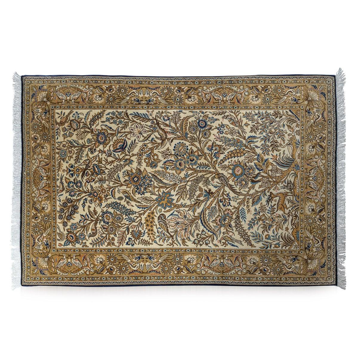 Vintage 20ème siècle Persan fine handmade Gom rug crafted from silk and wool. Il présente un motif rare avec des oiseaux répétés perchés sur un arbre dans le médaillon central, complété par une bordure délicate. Les reflets de soie font de cette