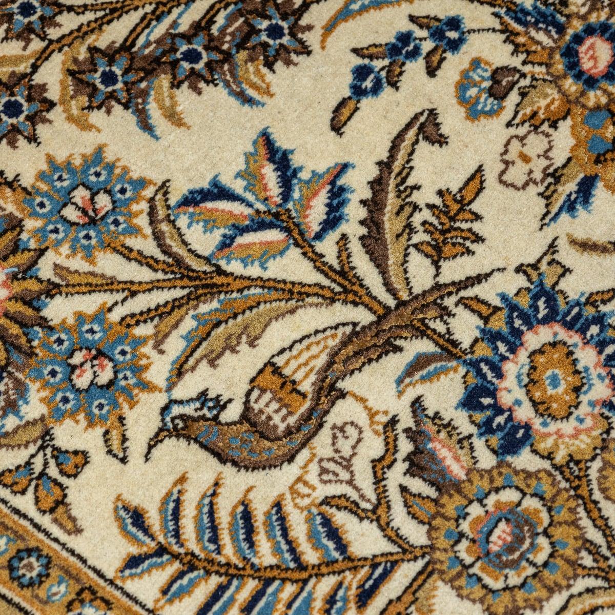 Asiatique Tapis persan du 20ème siècle en soie et laine fine fait à la main, c.1980 en vente