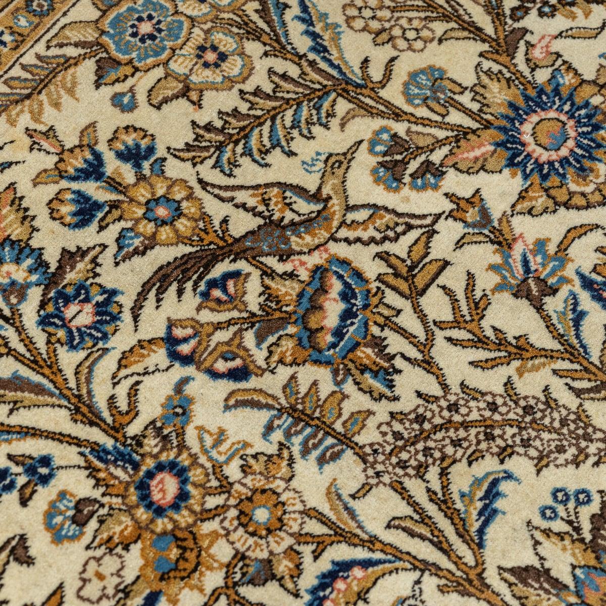 Tapis persan du 20ème siècle en soie et laine fine fait à la main, c.1980 Bon état - En vente à Royal Tunbridge Wells, Kent