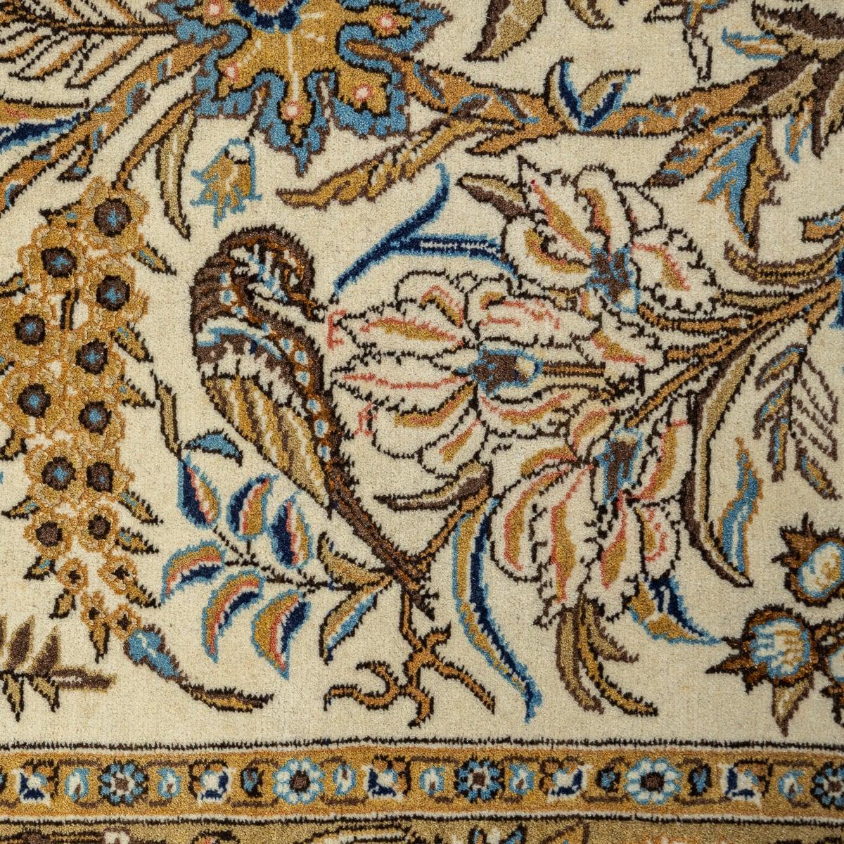 20ième siècle Tapis persan du 20ème siècle en soie et laine fine fait à la main, c.1980 en vente