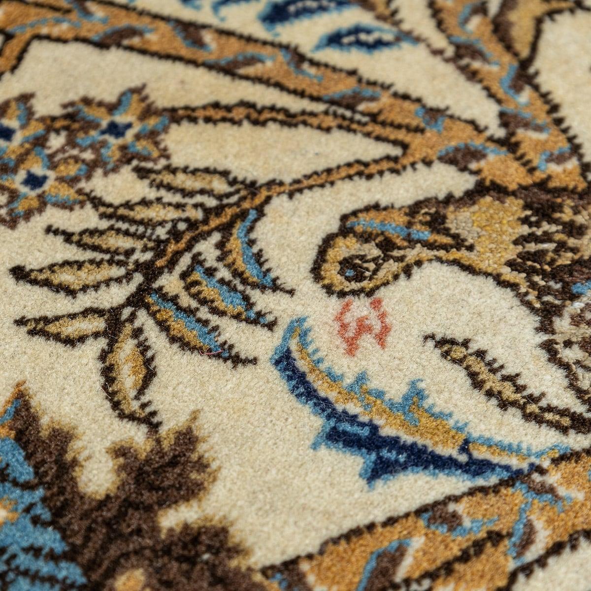 Tapis persan du 20ème siècle en soie et laine fine fait à la main, c.1980 en vente 1