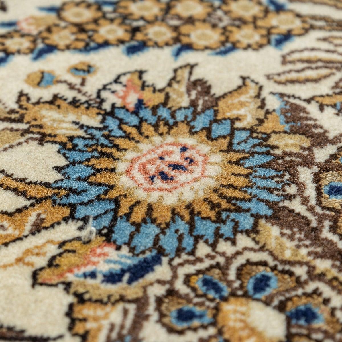 Tapis persan du 20ème siècle en soie et laine fine fait à la main, c.1980 en vente 2