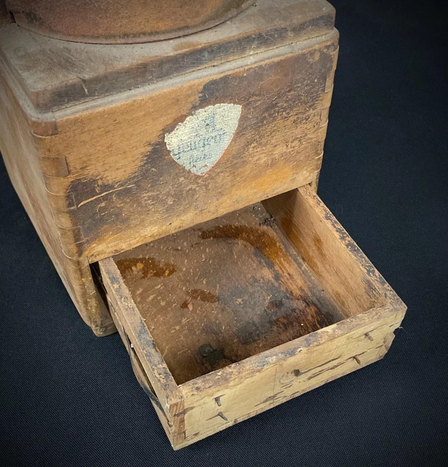 This vintage 20th-century Peugeot coffee grinder is a charming and functional piece of kitchenware that showcases traditional craftsmanship. Measuring 8.3 inches (21 cm) in height, 4.5 inches (11.5 cm) in length, and 4.5 inches (11.5 cm) in width,