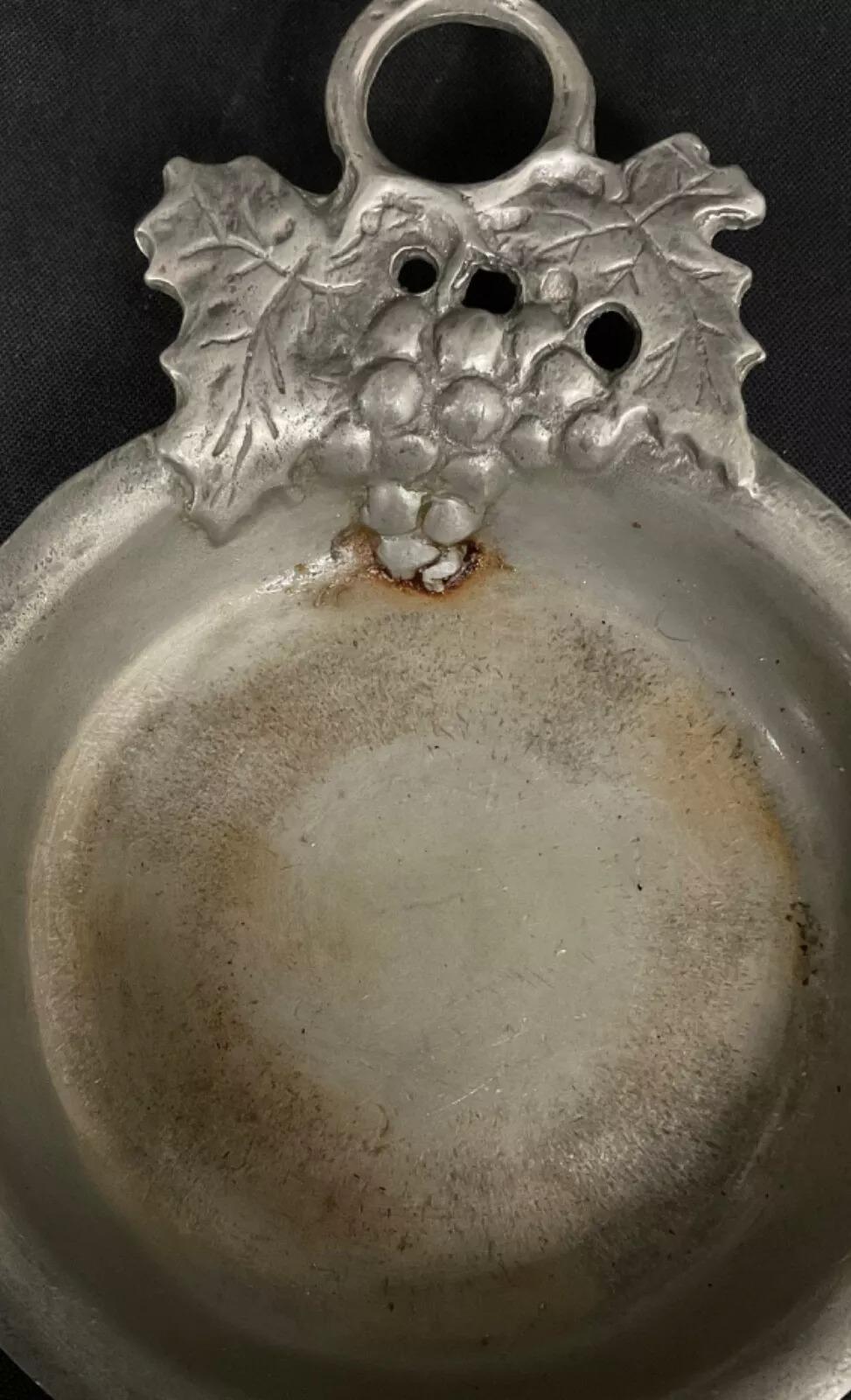 Tastevin in peltro d'epoca del XX secolo - Motivo uva con marchio di garanzia - 2Y554 in vendita 1