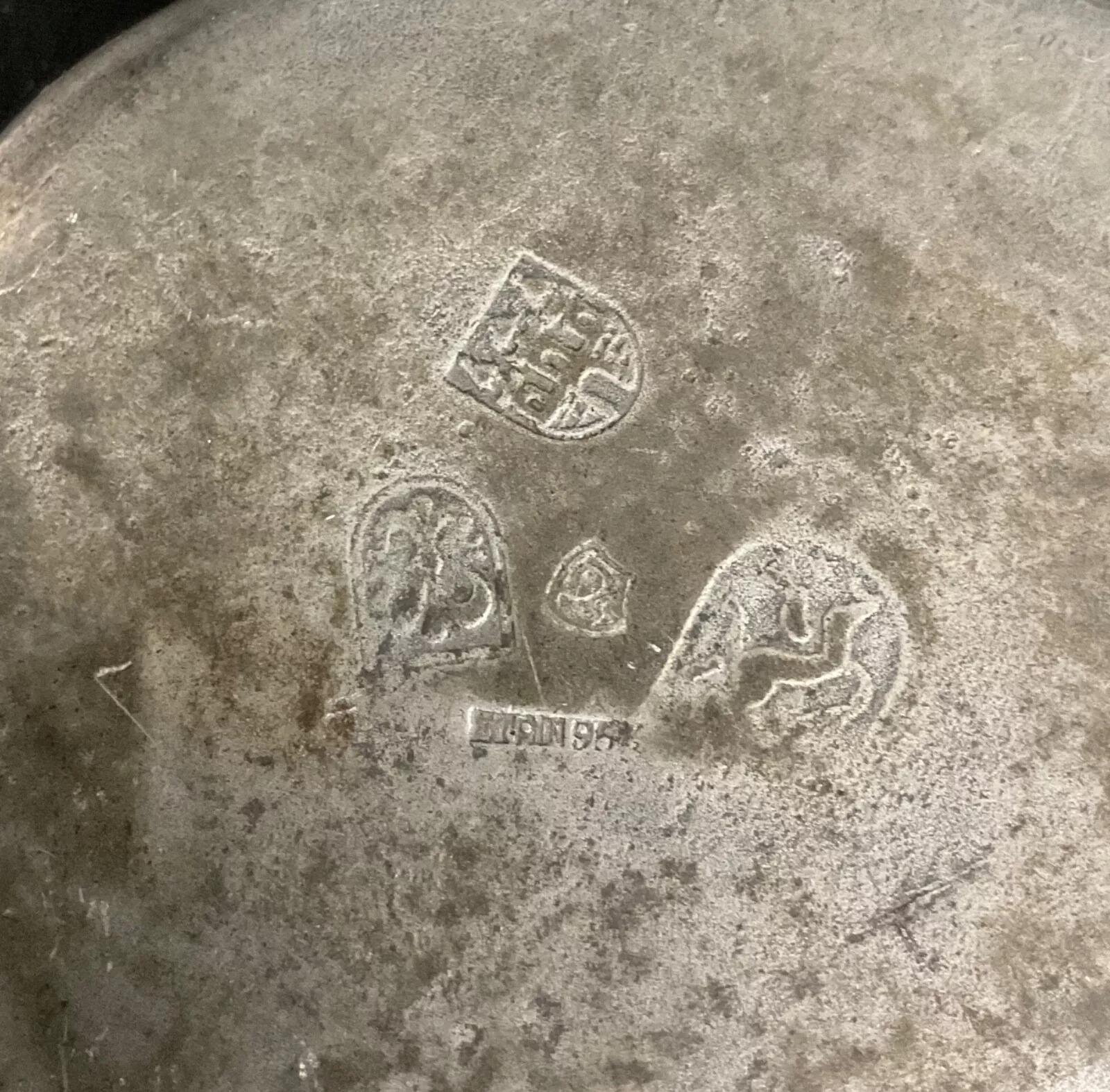 Tastevin in peltro d'epoca del XX secolo - Motivo uva con marchio di garanzia - 2Y554 in vendita 2