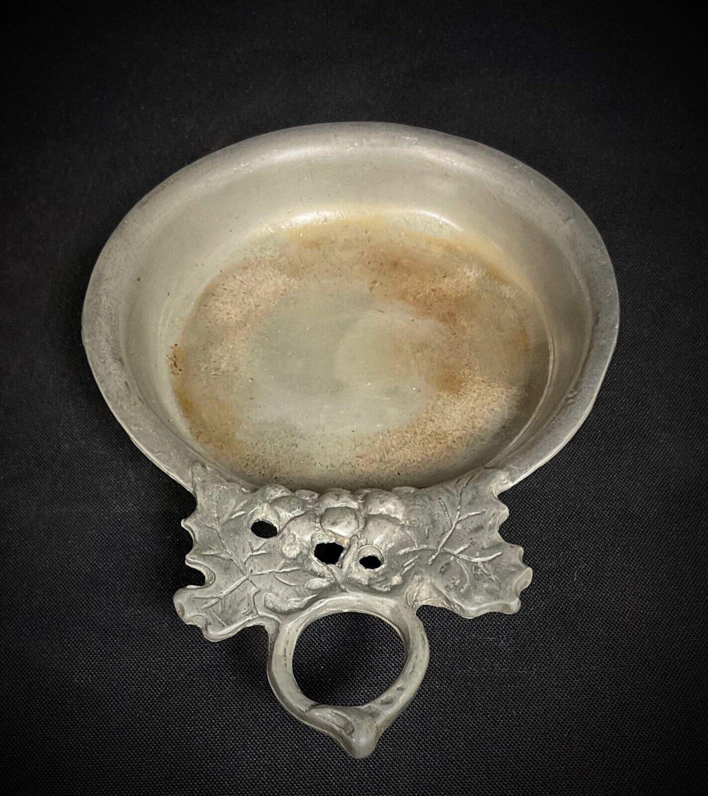 Tastevin in peltro d'epoca del XX secolo - Motivo uva con marchio di garanzia - 2Y554 in vendita 3