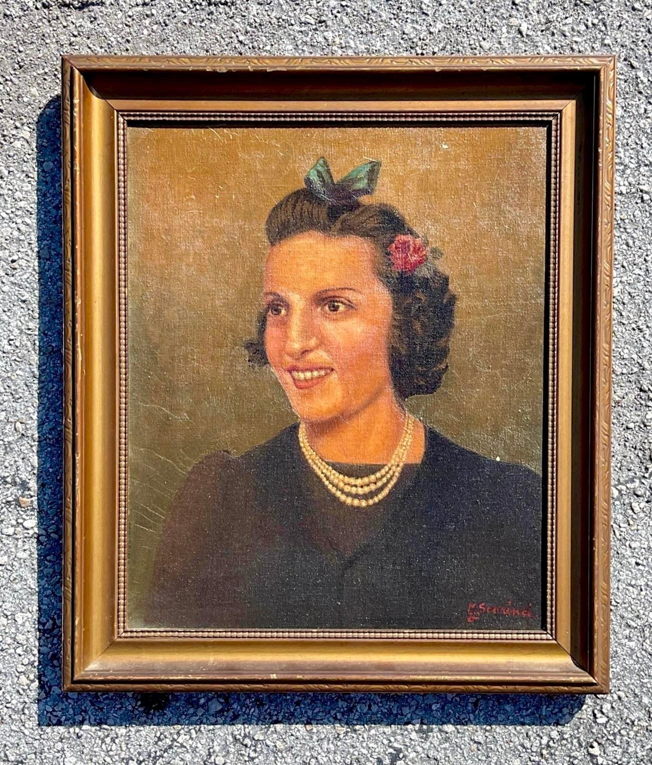 Vintage-Porträt mit einer Ästhetik, die spezifisch für die Epoche ist, in der es entstanden ist. Dargestellt ist eine lächelnde Frau mit Perlen und einer zierlichen Rose im Haar. Erworben aus einem Nachlass in Palm Beach. 