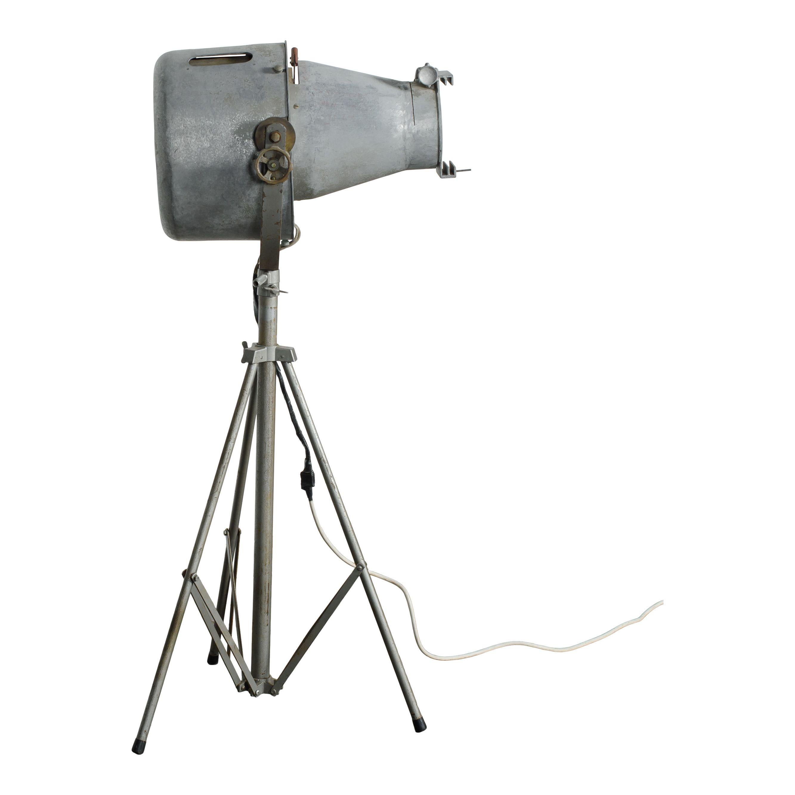 Lampadaire vintage R. R. Beard importé de France mais fabriqué à Londres. R R Beard LTD produit des éclairages pour la cinématographie et a été l'un des premiers à proposer des éclairages pour les plateaux de tournage. Cette lampe industrielle est