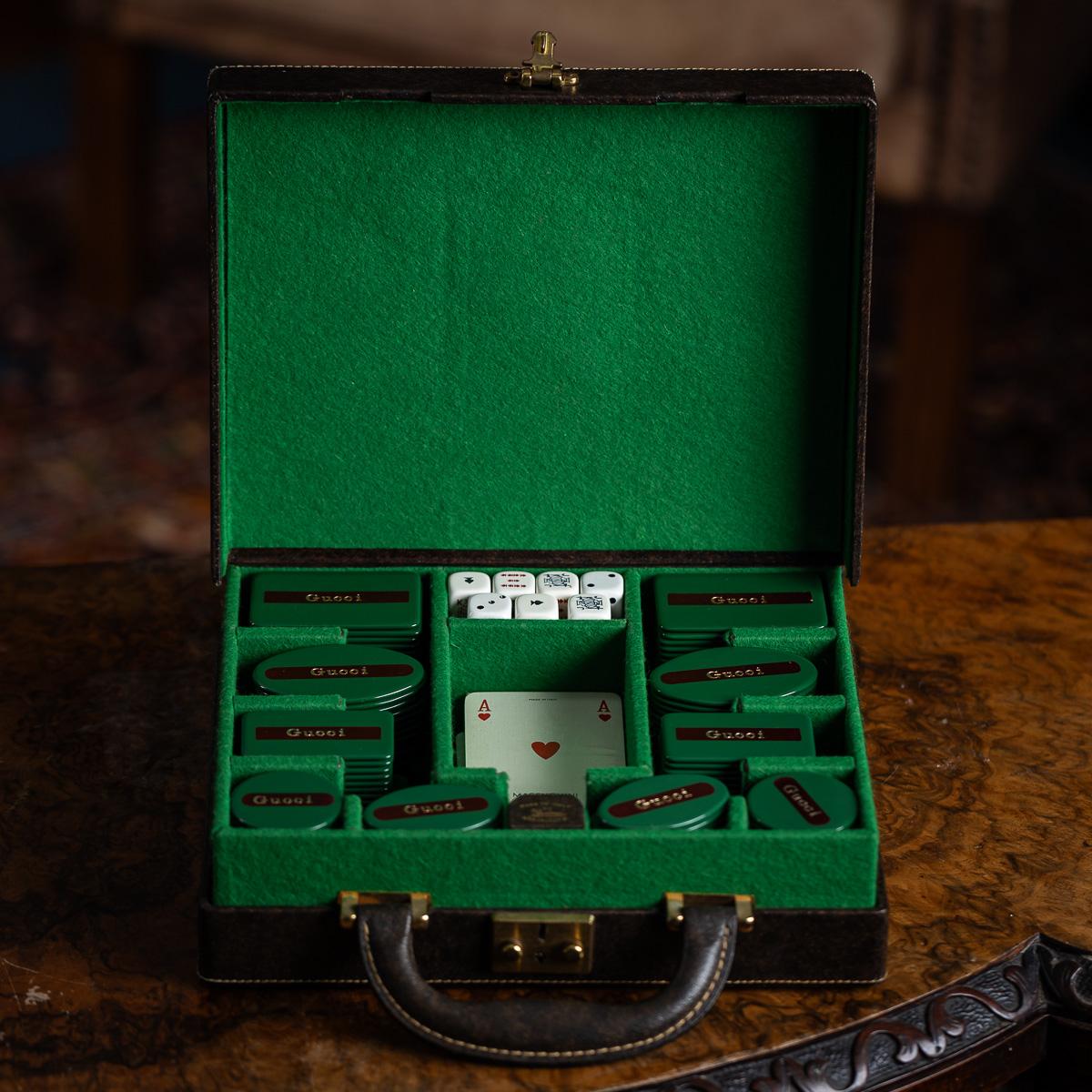 Un raro juego de póquer de viaje del siglo XX fabricado por Gucci. El estuche de viaje está fabricado en piel de cerdo oscura y presenta la raya verde-roja-verde característica de Gucci, acentuada con un bocado dorado. El interior está forrado de
