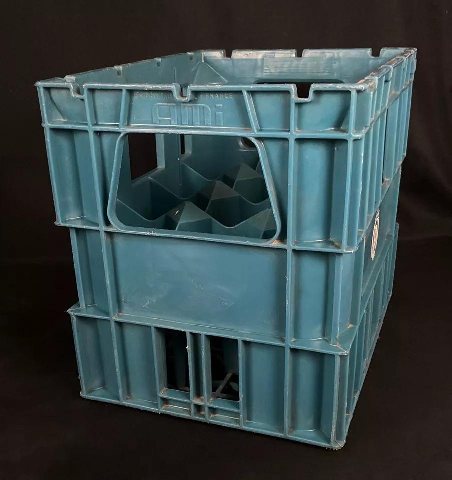 Aggiungi un tocco di fascino vintage al tuo arredamento con questa cassa per bottiglie del XX secolo di R.M., realizzata in plastica resistente. Con dimensioni di 13,78 x 15,75 x 11,81 pollici (35 x 40 x 30 cm) e un peso di 2 kg, questa cassa è