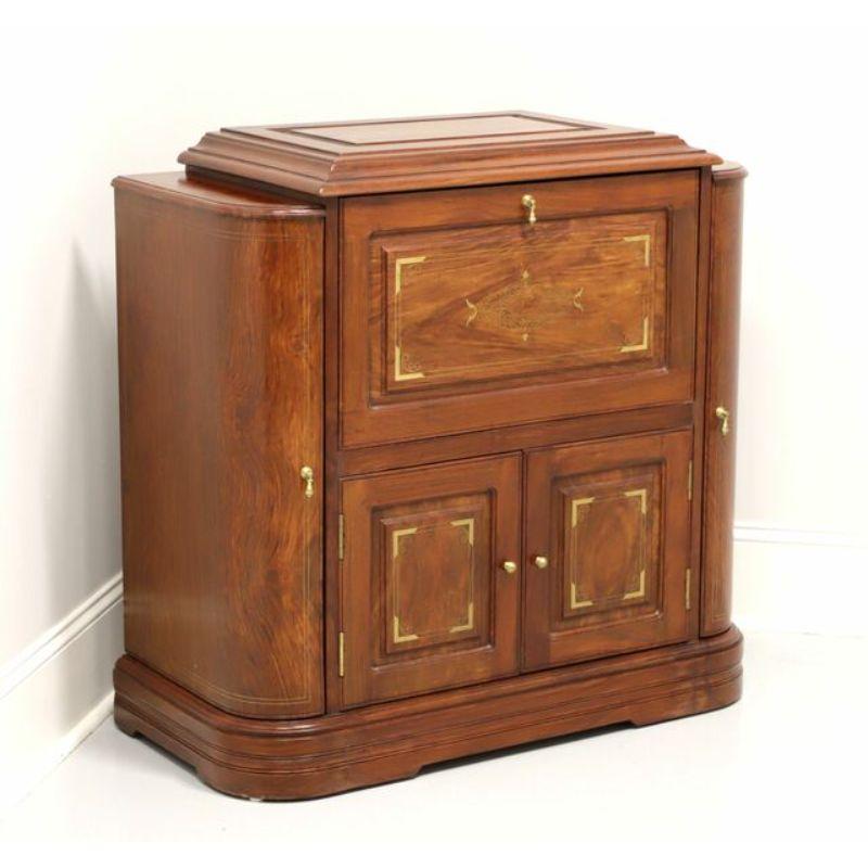 Un mobile bar in stile turco, senza marca. Legno di palissandro lucidato, ferramenta in ottone, pannello superiore rialzato e ante rialzate con dettagli decorativi in oro dipinti a mano. Presenta un piano sollevabile con specchio laterale invertito,