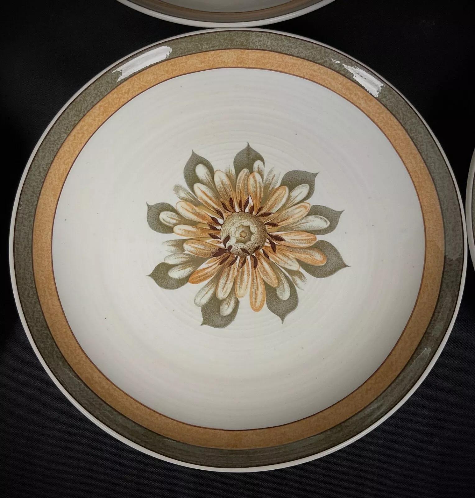 Cet ensemble exquis de 12 assiettes vintage en grès de Grès de la Vallée, France, présente un décor captivant de glaçure à haute température Grand Feu, qui témoigne d'un savoir-faire et d'une élégance intemporels. Le glaçage unique et les tons
