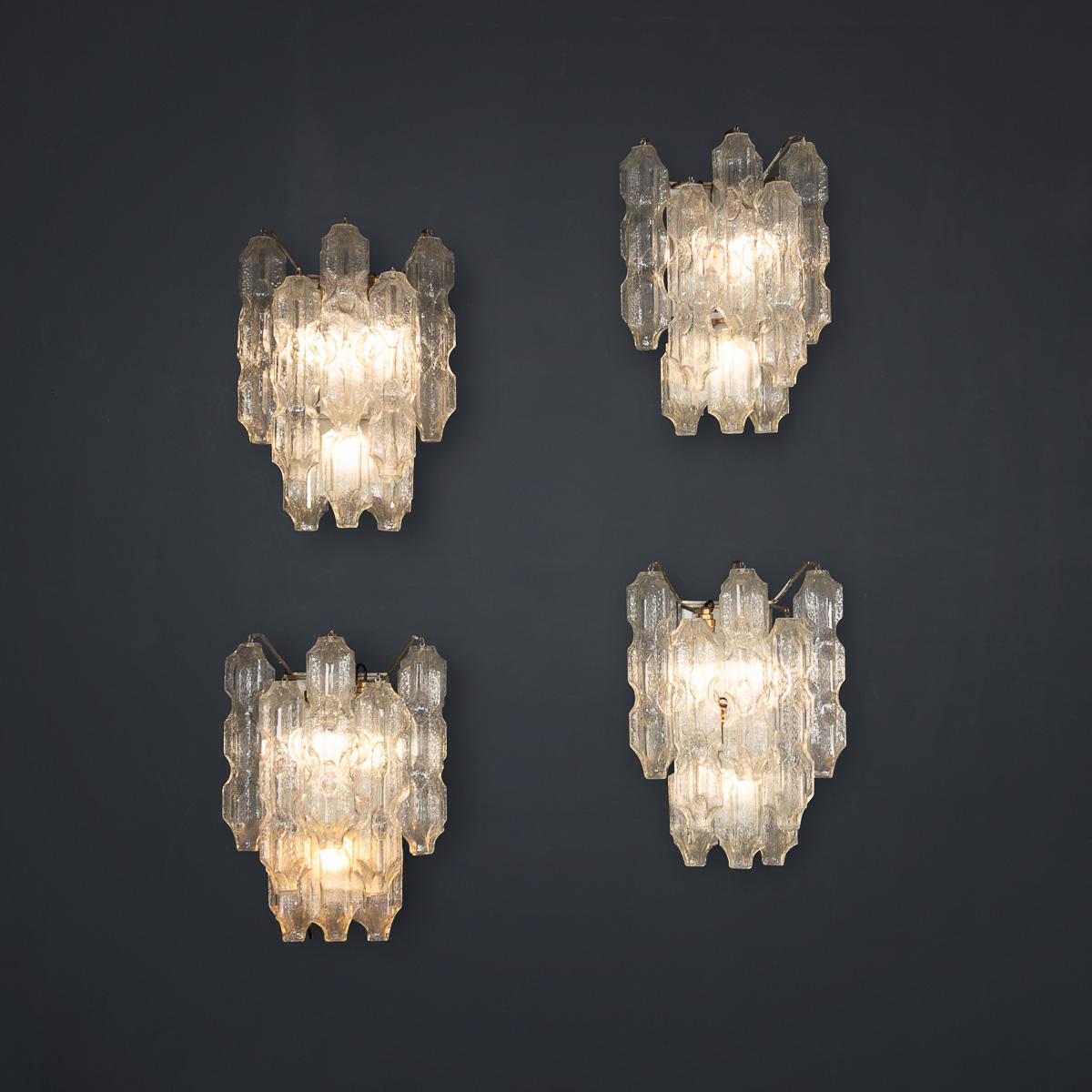Raro conjunto del siglo XX de cuatro apliques de cristal de Murano soplado a mano. Estos apliques presentan gotas de vidrio blanco soplado en 
